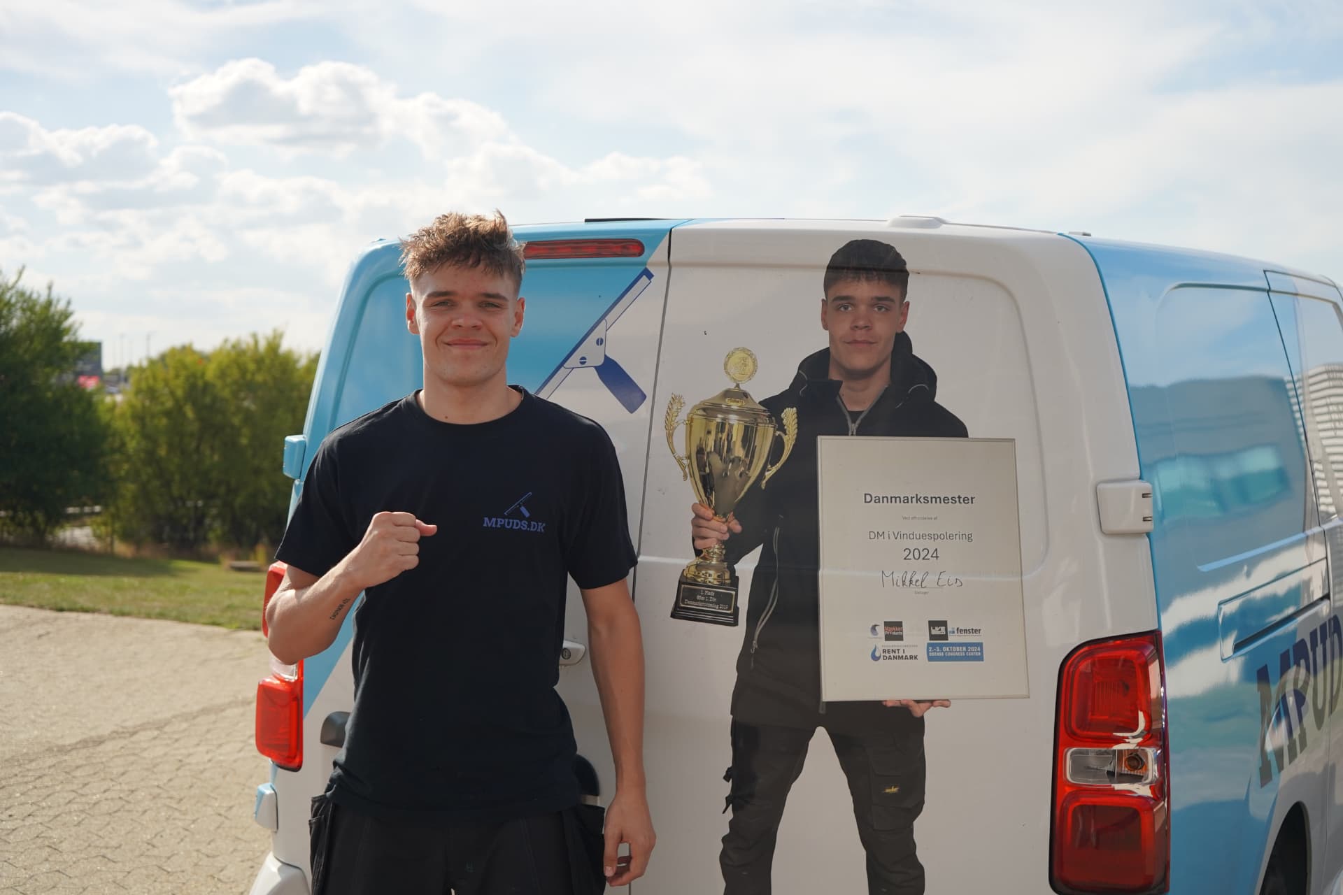 Mikkel Eis med pokal og diplom som Danmarksmester i vinduespolering 2024